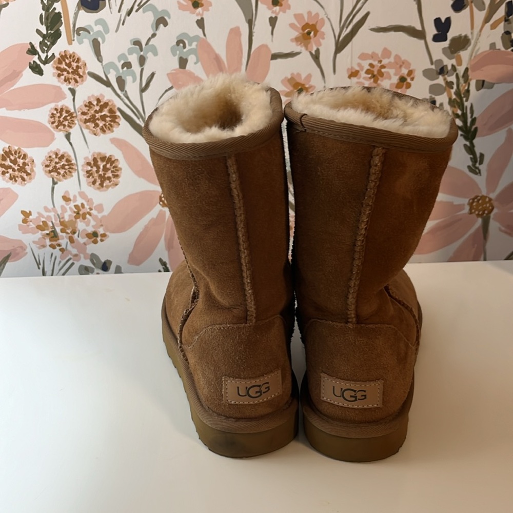 Kids UGG'S - Picture 2 of 4